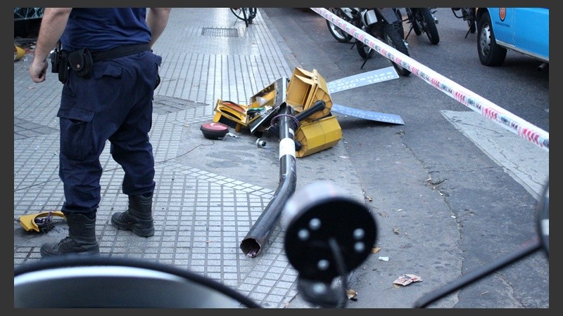 El vehículo impactó contra el semáforo y lo arrancó del suelo.