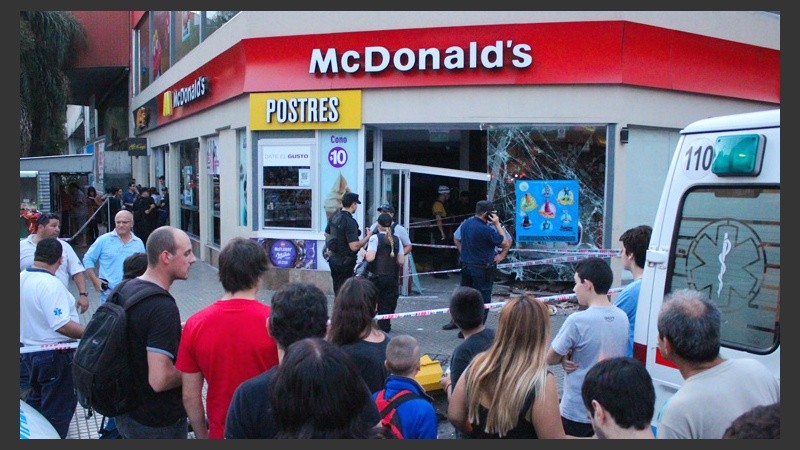 Decenas de curiosos se acercaron al lugar del siniestro.