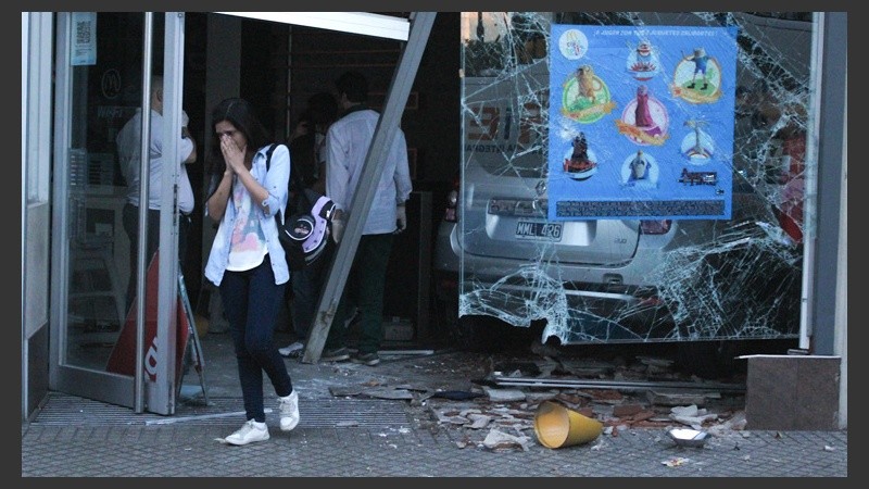 Una mujer testigo del hecho no puede creer lo sucedido.