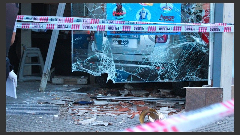 Detalle del vidrio y la camioneta dentro del local.