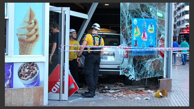 Así quedó el vehículo dentro del local de comidas.
