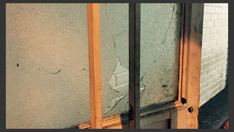 Los balazos perforaron los vidrios de la seccional. 