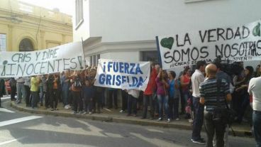 Con carteles que rezaban “Cris y dire inocentes” y “Fuerza Griselda” un multitud se reunió en la puerta del juzgado de Rodríguez.
