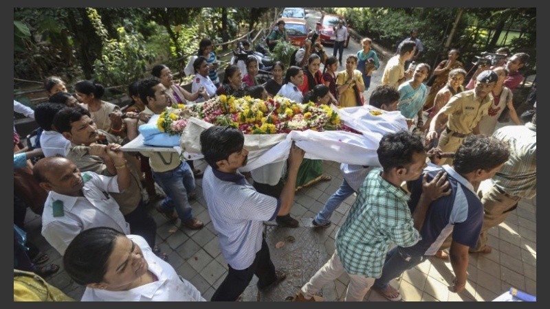 Trabajadores del hospital King Edward Memorial y familiares portan el cuerpo de la enfermera Aruna Shanbaug.