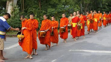 Los budistas forman una larga fila, y  descalzos, comienzan la caminata al norte del país asiático.