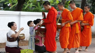 Los monjes tienen como ritual buscar las ofrendas por la mañana. Gran cantidad de turistas y residentes de la zona participan diariamente.