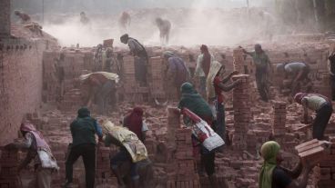 Nepal: tras el terremoto, trabajadores de una fábrica de ladrillos resisten ante la crisis en el país.