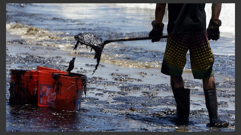 Un tubería que transportaba petróleo se rompió en cercanías a la playa 