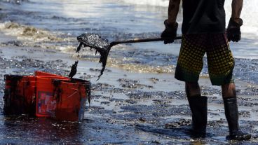 Un tubería que transportaba petróleo se rompió en cercanías a la playa "Refugio State" en la localidad de Goleta.