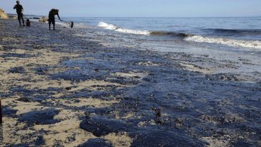 El derrame fue por una falla en el oleoducto submarino a 30 kilómetros al norte de Santa Bárbara en el océano Pacífico.