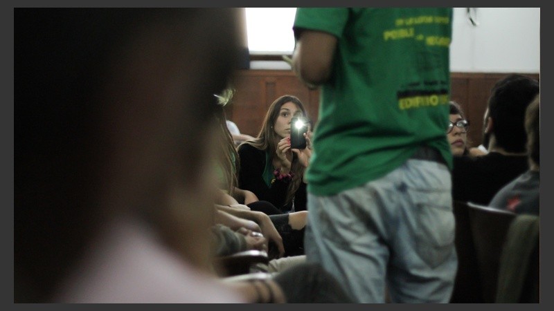 Celular en mano una estudiante registra el discurso de su compañero.