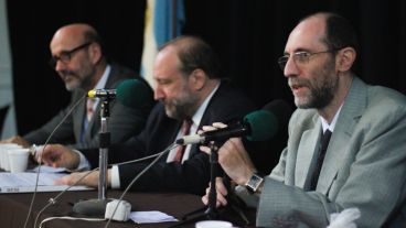 El vice rector electo fue Fabián Bicciré, quien habla por micrófono durante la asamblea.
