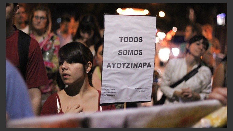 Rosarinos marcharon junto a los familiares de los estudiantes desaparecidos en México. 