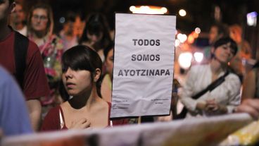 Rosarinos marcharon junto a los familiares de los estudiantes desaparecidos en México.