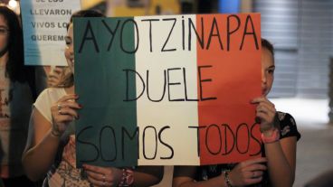 Dos mujeres sostienen un cartel de apoyo con los colores de México.