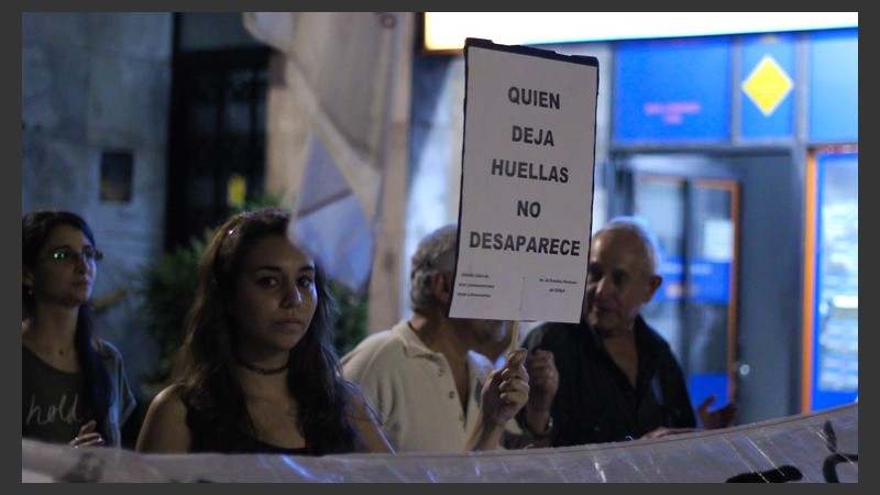 Una joven muestra un cartel durante la marcha.