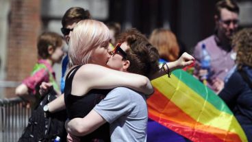 Una pareja celebra el resultado de la votación en las calles de Dublín. La decisión llega 22 años después de que Irlanda despenalizara la homosexualidad.