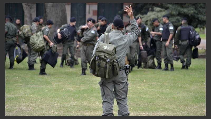 Imágenes del solicitado regreso de los gendarmes a Rosario. 