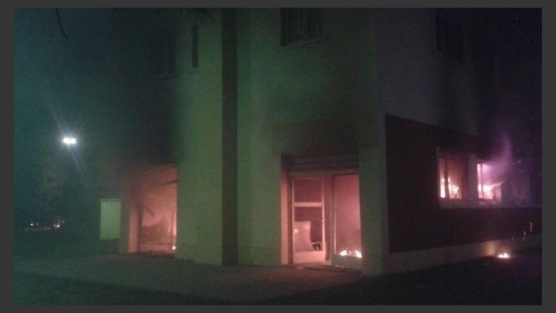 Los vecinos prendieron fuego a la comisaría y la Municipalidad.
