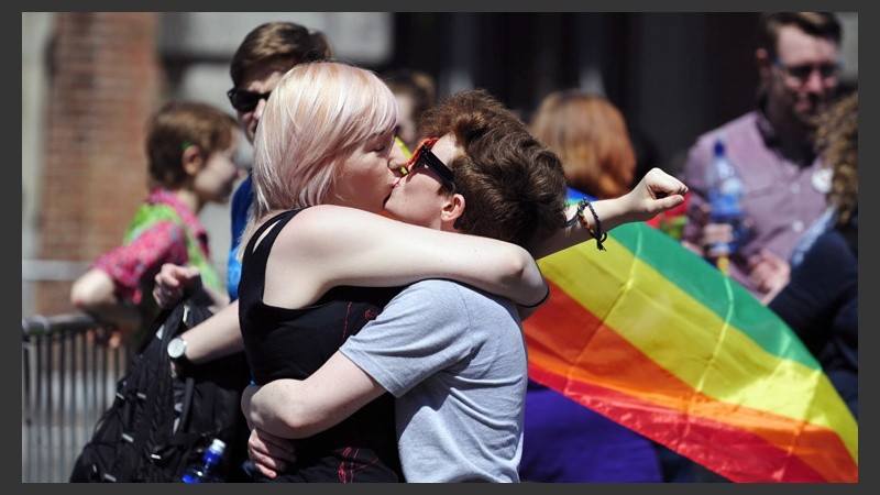 Dos mujeres a puros besos festejando  la aprobación.