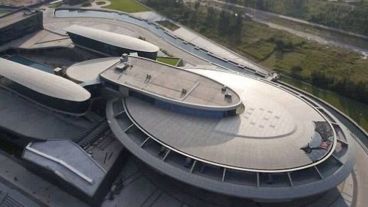 La construcción del edificio contó con la aprobación de la CBS, dueña de los derechos de "Star Trek".