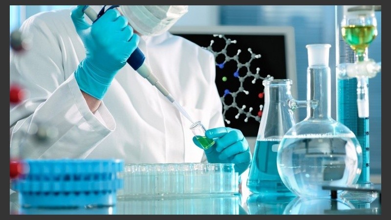 Funciona como un agente antineuroinflamatorio que puede aliviar el daño causado por las proteínas beta-amiloides en las neuronas.