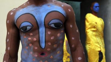 Cuerpos pintados: la colorida actividad en una muestra de arte en Cuba.