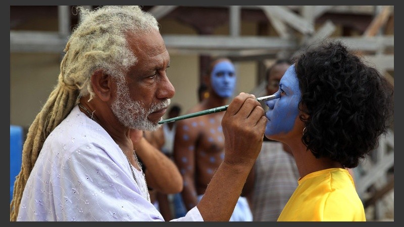 El pintor cubano Manuel Mendive en pleno trabajo.
