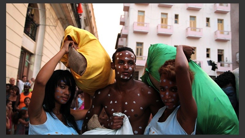 Bailarines con sus cuerpos decorados recorrieron las calles de La Habana.