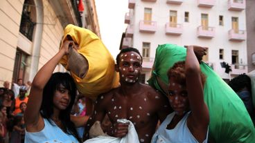 Bailarines con sus cuerpos decorados recorrieron las calles de La Habana.