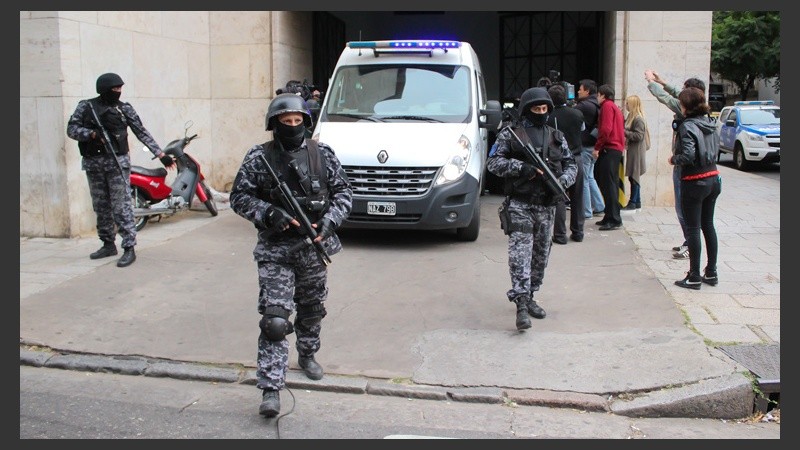 La salida de Cantero con fuerte custodia policial.