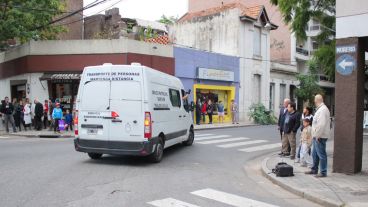 La camioneta de traslado de Cantero en la esquina de Montevideo y Moreno ante curiosos que observan su salida.