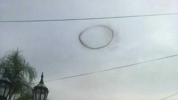 "Captan extraño anillo de humo negro", publicó una cuenta chilena de Twitter especializada en fenómenos paranormales.