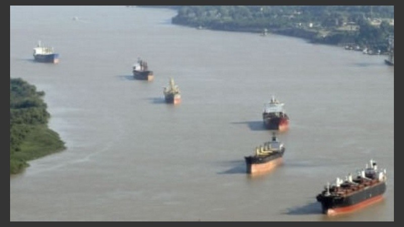 Varios barcos esperan en el río.