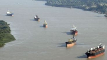 Varios barcos esperan en el río.