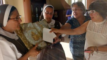Devoción por reliquia de Juan Pablo II. Fieles en Puerto Rico miran una gota de sangre del Papa polaco.