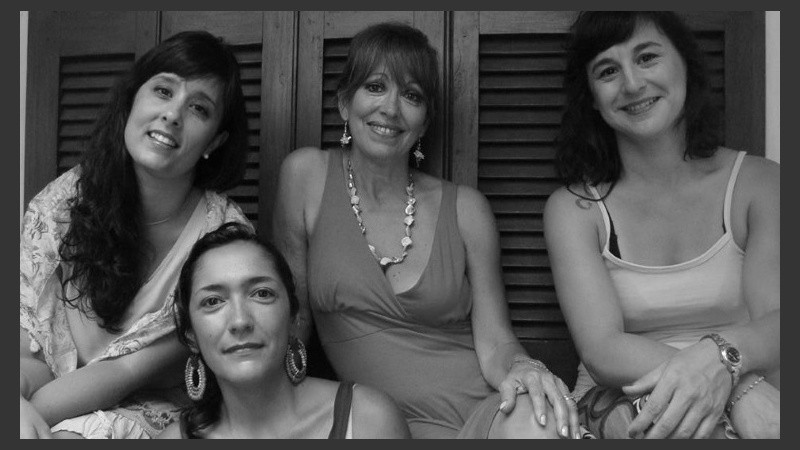 Violeta Parra, María Elena Walsh y Chabuca Granda, entre otras, son versionadas en un ensamble que conjuga arreglos vocales guitarras y percusiones.
