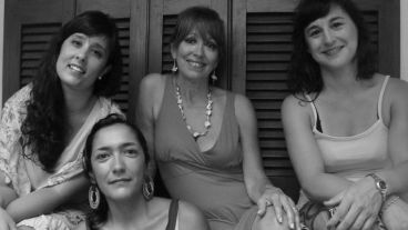 Violeta Parra, María Elena Walsh y Chabuca Granda, entre otras, son versionadas en un ensamble que conjuga arreglos vocales guitarras y percusiones.