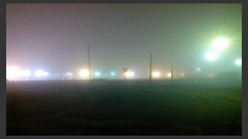 Oyentes de Radio 2 mandaron su foto camino al trabajo. Difícil manejar con tanta niebla. 