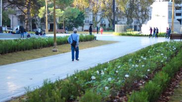 Postal de la plaza renovada.