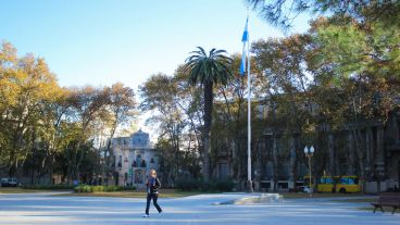 El mástil fue cambiado de lugar. Ahora se encuentra frente a la entrada principal de Gobernación.