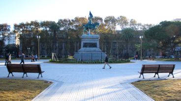 Postal de la renovada plaza San Martín.