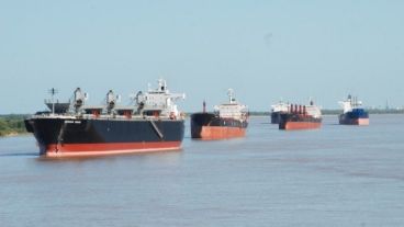 Varios barcos esperan en el río.
