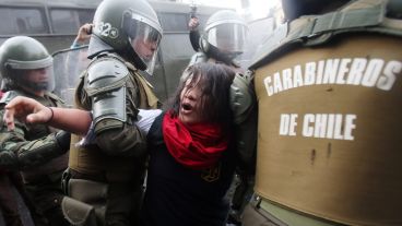 Enfrentamientos entre la policía de Chile y manifestantes en una marcha estudiantil.