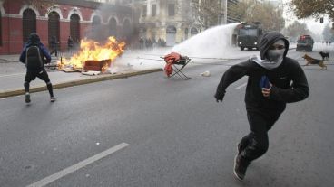 Las calles de Santiago envuelta en enfrentamientos entre estudiantes y la policía local.