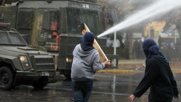Los episodios de violencia se dieron este jueves por la tarde en la capital chilena.