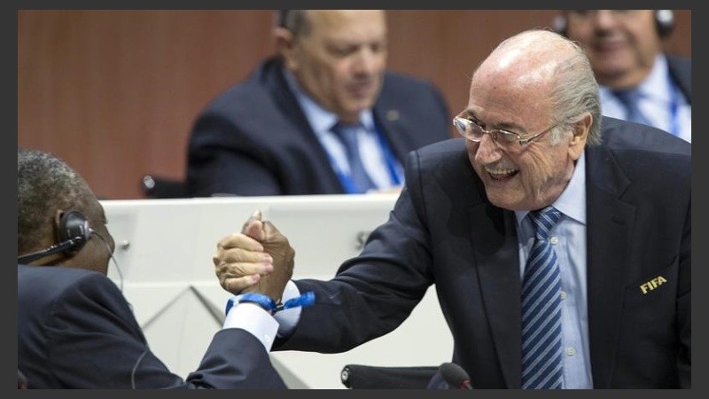 Hayatou junto a Blatter.
