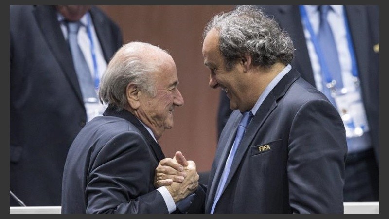 Platini le pidió a Blatter que renuncie, pero después del triunfo lo fue a abrazar. 