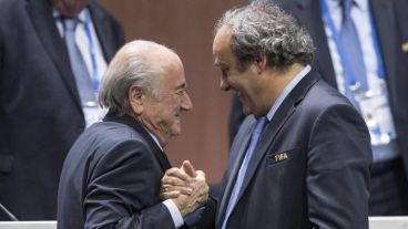 Platini le pidió a Blatter que renuncie, pero después del triunfo lo fue a abrazar.