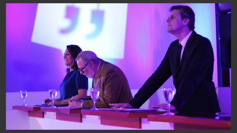 Finkelstein escribe, Fein sonríe,  Grandinetti concentrado.